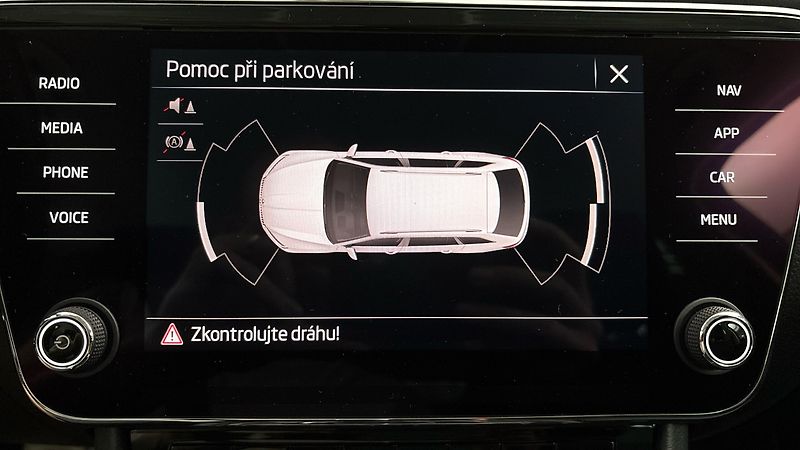 Škoda Superb 2.0 TDI DSG Ambition Combi - fotka 12 z 29
