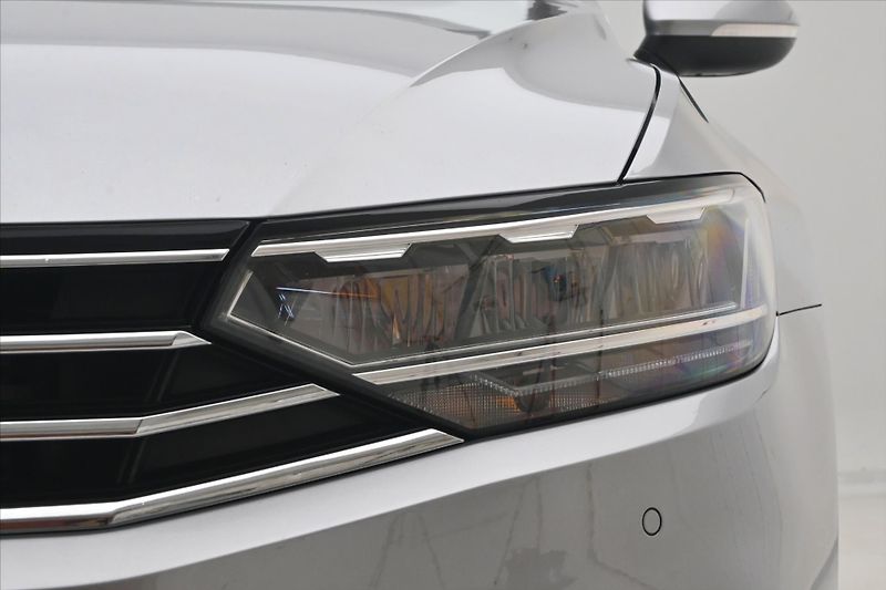 Volkswagen Passat 1,5 TSI 110 kW DSG Business Zá - fotka 29 z 31