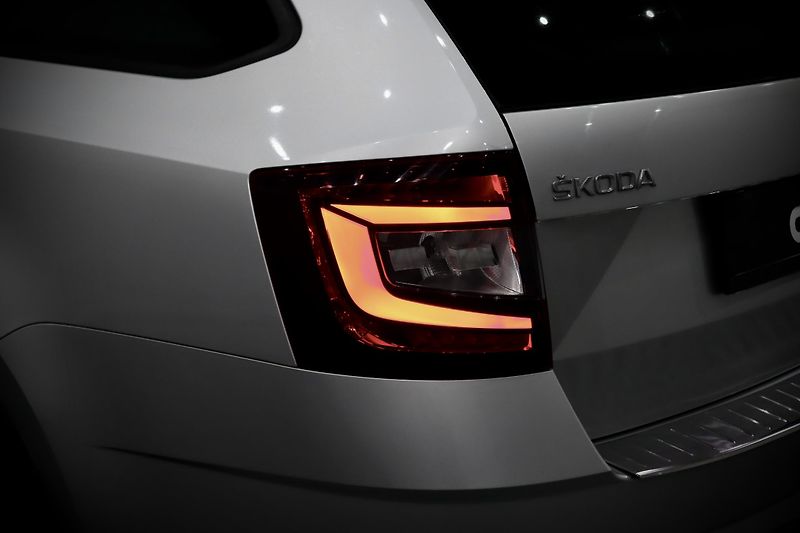 Škoda Octavia 3 FL Combi 1.8 TSI 132 kW DSG - fotka 9 z 38