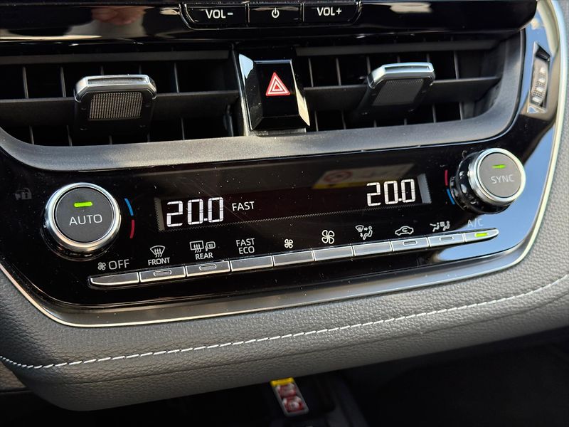 Toyota Corolla 1,8 GR sport, Hybrid - fotka 17 z 22