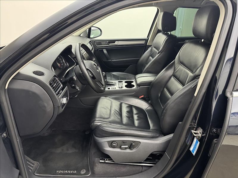 Volkswagen Touareg 3,0 ACC 360° TZ PEČLIVÝ SERVIS - fotka 38 z 49