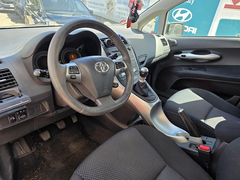 Toyota Auris 1.6-SADA PNEU NAVIC - fotka 7 z 8
