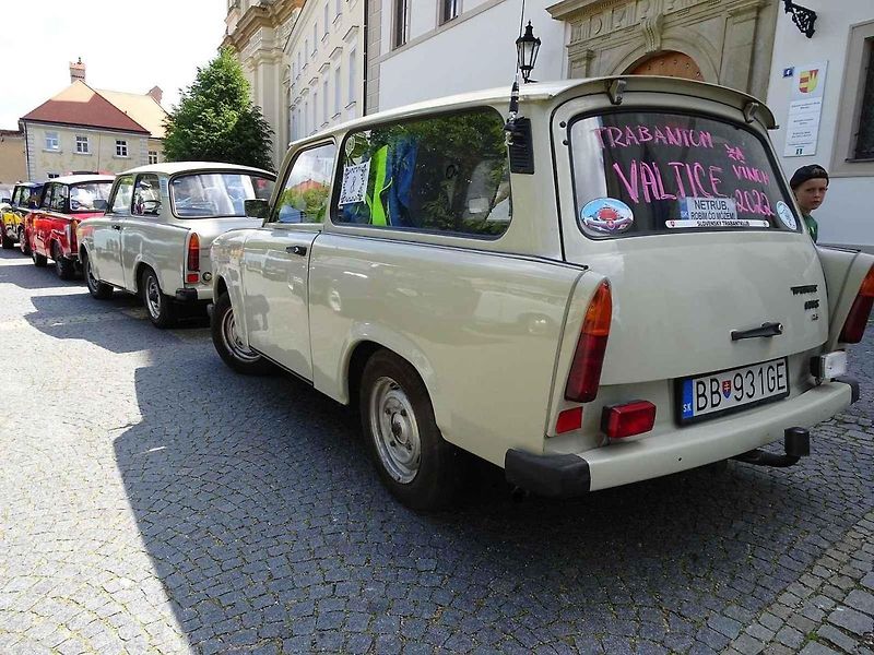 Trabaty na valtickém náměstí měly zastávku při vyjížďce srazu Trabantem za vínem.