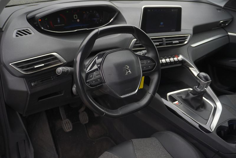 Peugeot 5008 (2020) 5008  1,2I 96 kW ALLURE 7 MÍST - fotka 12 z 32