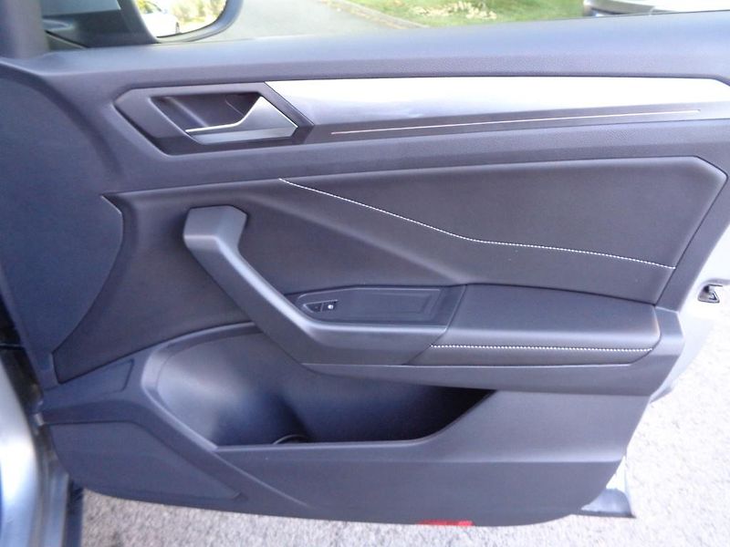 Volkswagen T-Roc 1.5 TSI Style 110 kW M6F - fotka 29 z 30
