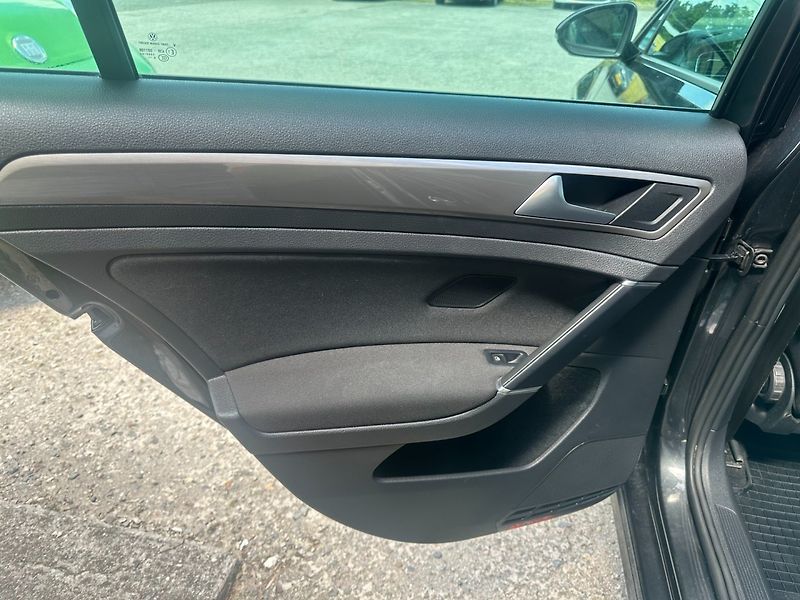 Volkswagen Golf 1.2TSi 63kW/Tempomat/Výhřev - fotka 14 z 23
