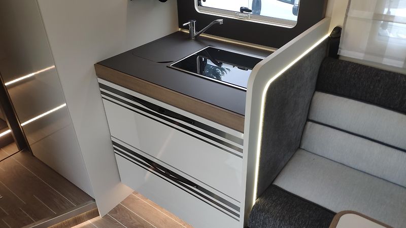 CI Caravans International (2026) MAGIS 87 INTEGRAL 2x skladem - fotka 13 z 27