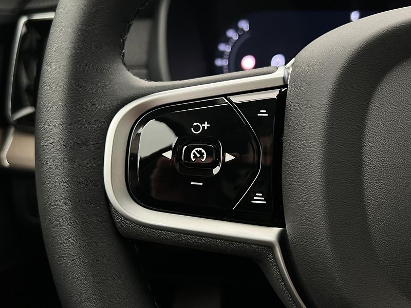 Volvo XC90 T8 AWD RECH. ULTRA DARK 7 MÍST - fotka 28 z 49