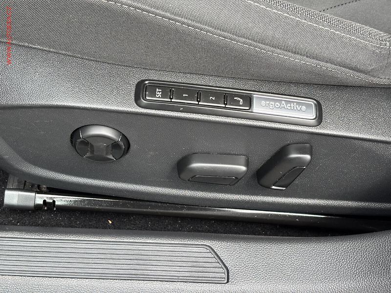 Volkswagen Golf (2022) 2.0 TDi, Style, LED - fotka 14 z 19