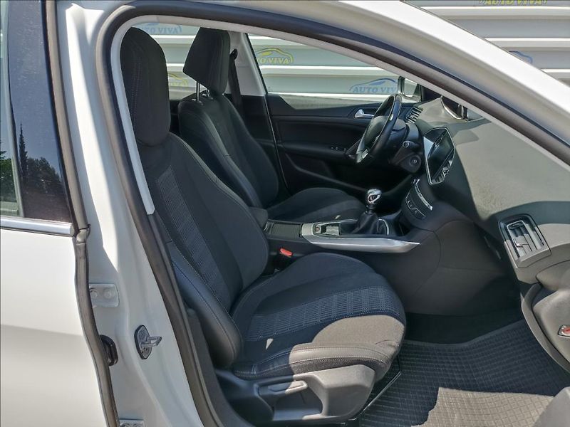 Peugeot 308 1,5 BlueHDi 96kw Allure,S&S,ČR - fotka 11 z 39