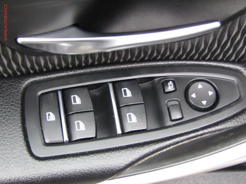 BMW Řada 3 (2019) 2.0 D 318d, LED, autoAC - fotka 12 z 21