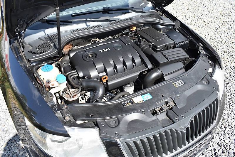 Škoda Superb 2,0 TDI SERVIS STK NOVÉ DSG! - fotka 17 z 17