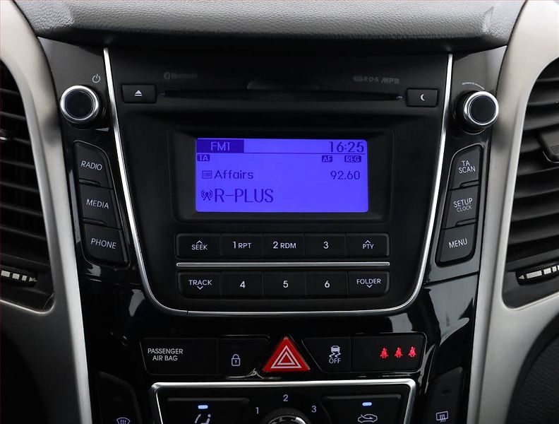 Hyundai i30 (2015) Comfort 1.6 GDI, Serv.kniha - fotka 12 z 16