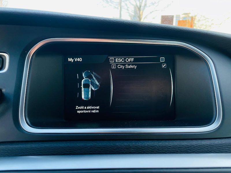 Volvo V40 2.0i MANUÁL KAMERA SERVISKA - fotka 38 z 45