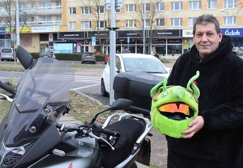Konvoj motorkářů převlečených za Santa Clause již pošesté projel centrem města Mostu. Na snímku je nádherně vyzdobený 