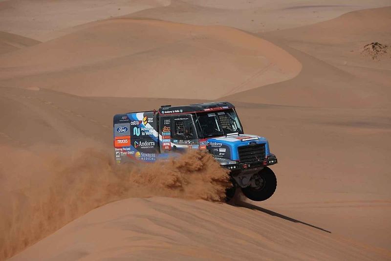 Účastníci Rallye Dakar zdolávají obrovské duny