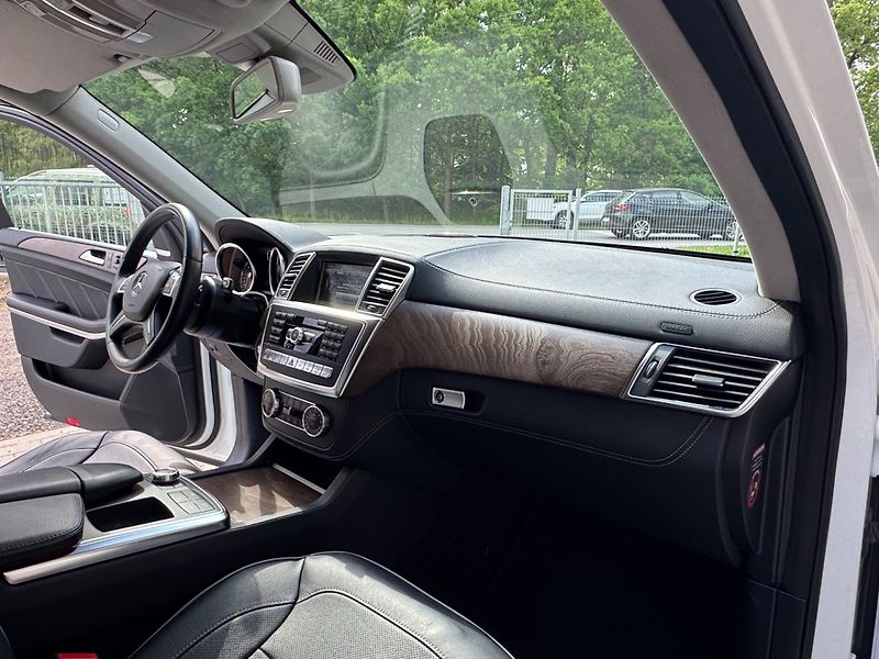 Mercedes-Benz GL (2014) 500 4MATIC - fotka 17 z 42