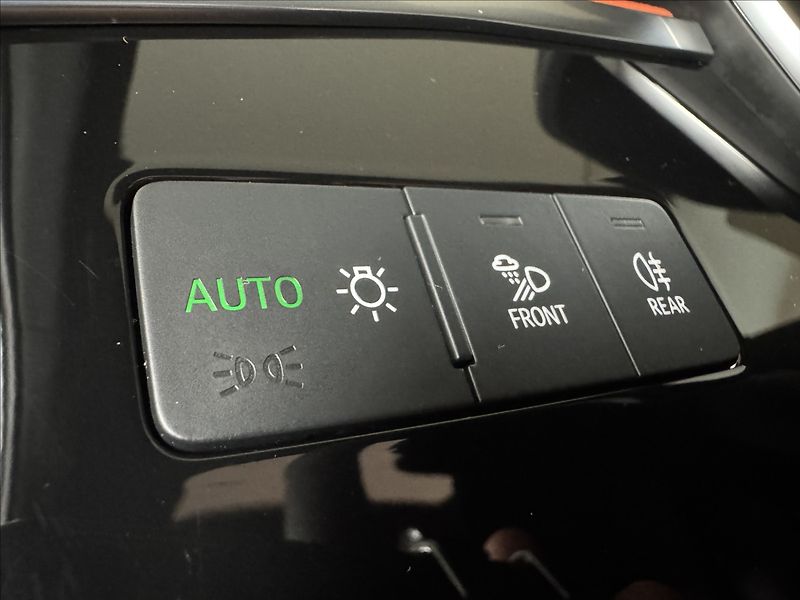 Audi Q3 2,0 TDi  S-Line Záruka LED Kam - fotka 26 z 45