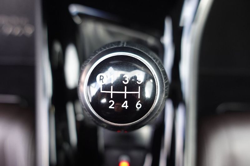 Toyota C-HR 1.2 Turbo 6M/T Executive Comfo - fotka 21 z 33