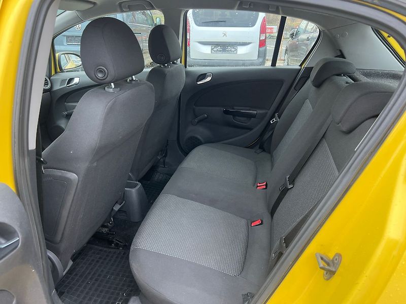 Opel Corsa 1.0i - fotka 8 z 14