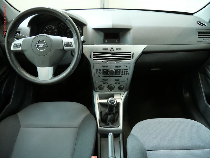 Opel Astra (2011) 1.4 16V, 1.maj,ČR, Klima - fotka 8 z 19