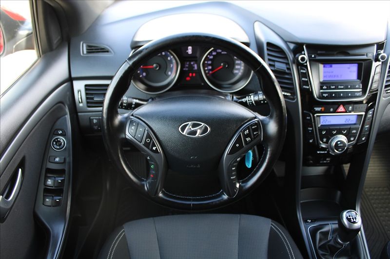 Hyundai i30 1,6 i  ČR,1.MAJ,WEEKEND DESIGN - fotka 10 z 31