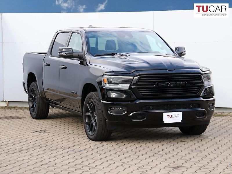 RAM 1500 (2024) Laramie 5.7 V8 HEMI E-Torque - fotka 2 z 38
