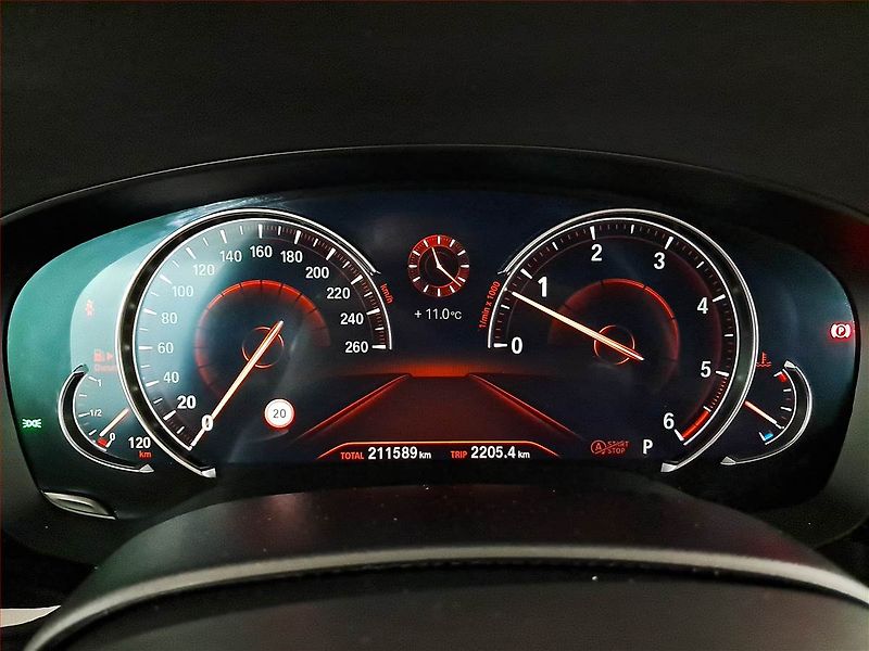 BMW Řada 5 (2017) M Sport 530d xDrive - fotka 11 z 20