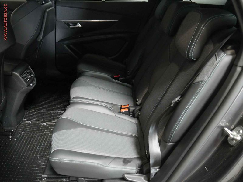 Peugeot 5008 (2022) 1.2 PT, 1.maj,ČR, Allure - fotka 11 z 23