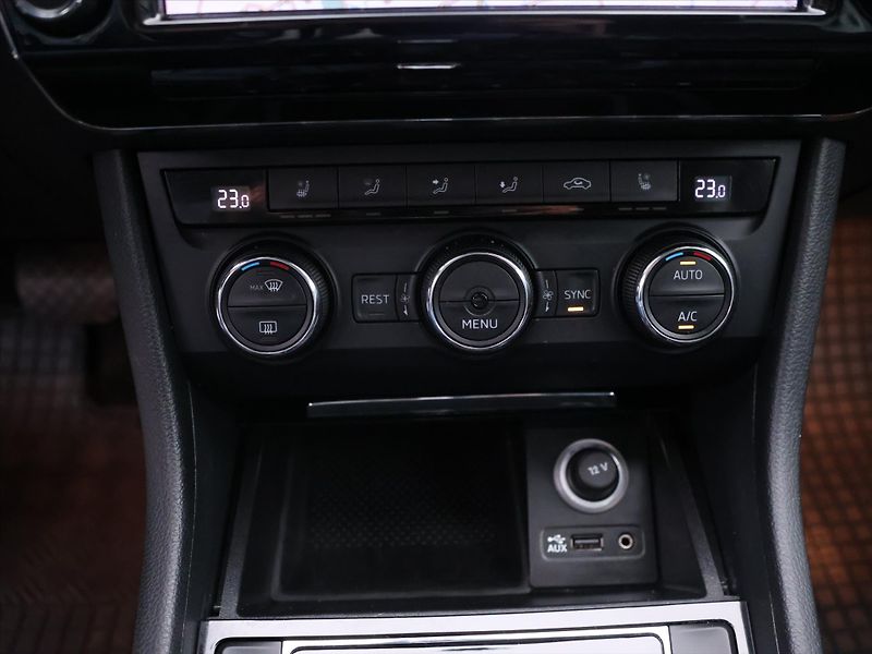 Škoda Superb 2,0 TDI 140kW DSG Style Plus - fotka 26 z 39
