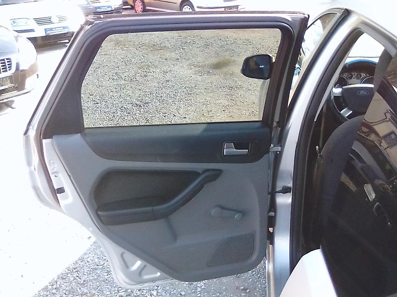 Ford Focus (2008) 1.6i 16V, kombi, 2.majitel - fotka 24 z 30