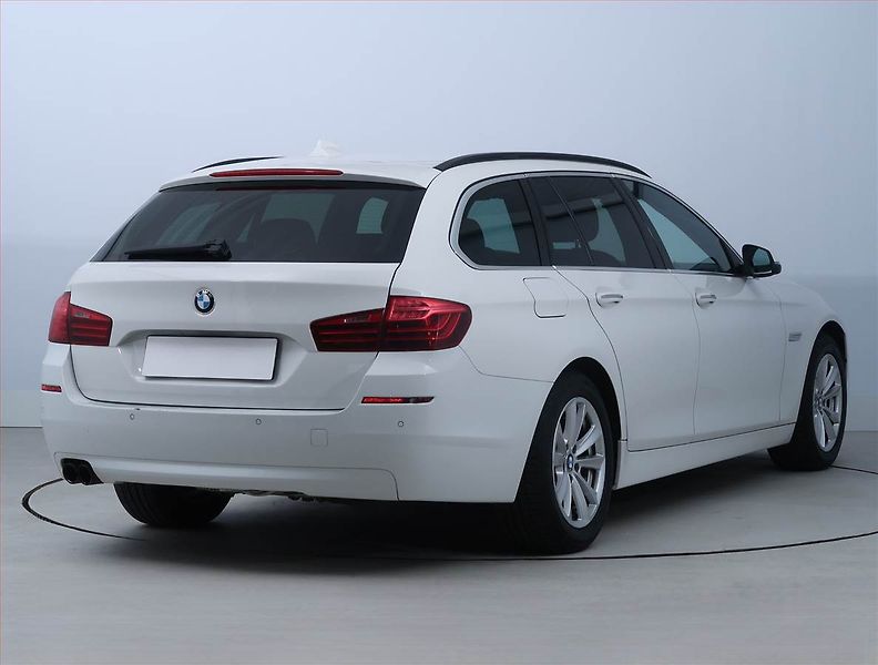 BMW Řada 5 (2015) 518d, Serv.kniha, Navi, Xenony - fotka 5 z 17