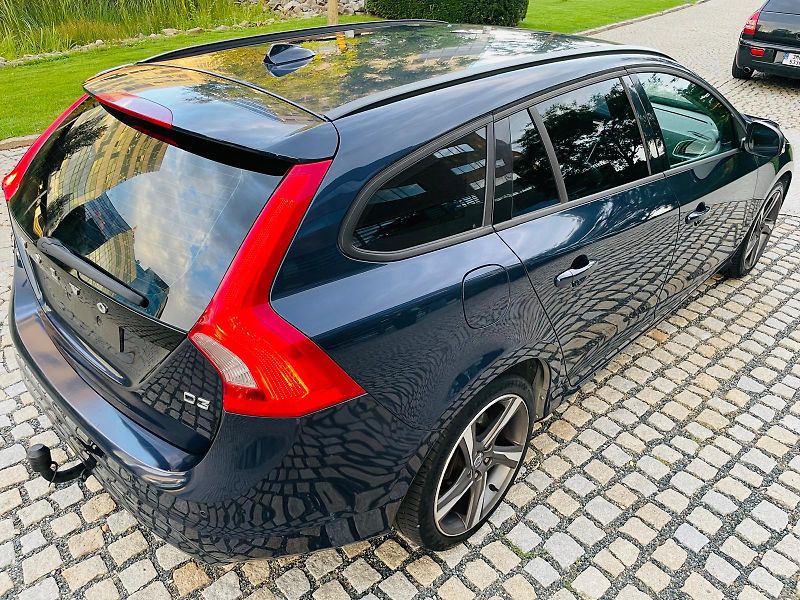 Volvo V60 2.0D3 5VÁLEC SERVISKA TAŽNÉ - fotka 11 z 45