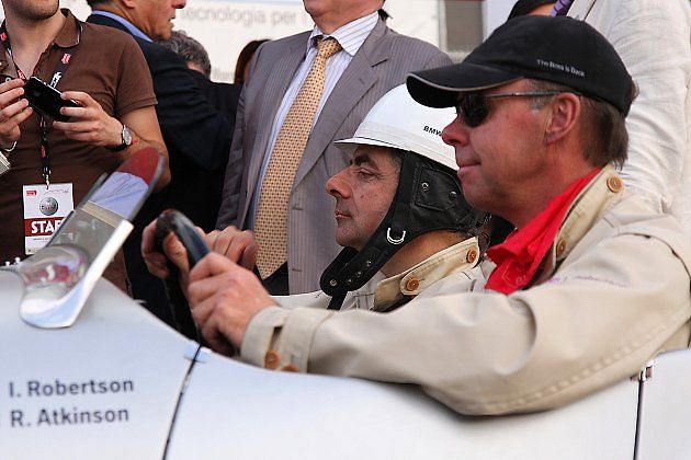 Slavný herec a komik Rowan Atkinson alias Mr. Bean s parťákem Ianem Robertsonem v BMW 328 při závodě Mille Miglia v roce 2011., zdroj: Wikimedia Commons, Roberto Ferrari, CC BY-SA 2.0