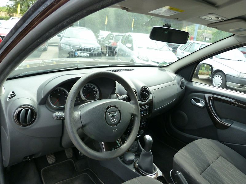 Dacia Duster 1.6 16v Laureáte - fotka 9 z 17