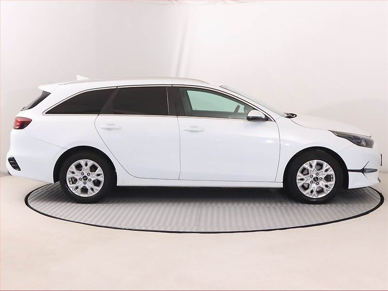 Kia Ceed (2022) 1.6 CRDi MHEV, Serv.kniha - fotka 6 z 18