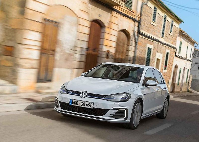 Hybridů do zásuvky, které mají emise pod 50 g CO2 na km, je v Česku přes dvě desítky.