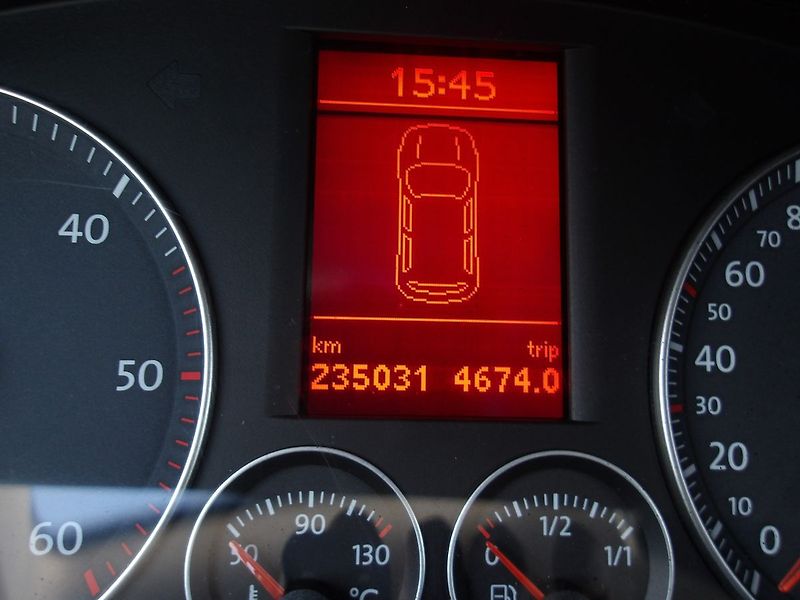 Volkswagen Touran 2,0TDi 103kW PĚKNÝ ! - fotka 22 z 26