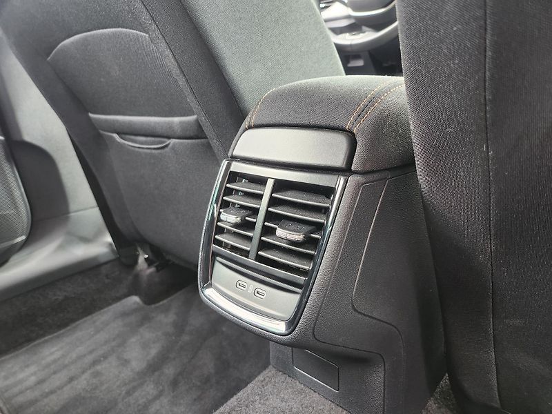 Škoda Kamiq Top Selection 1.0 TSI 85kw - fotka 23 z 27