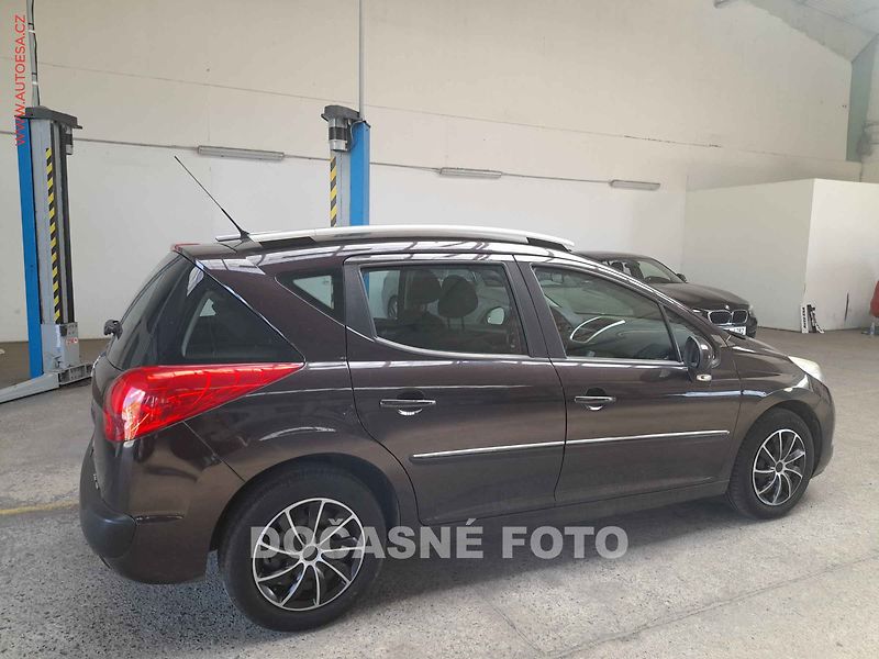 Peugeot 207 (2011) 1.4, 1.maj,ČR, servis.kniha - fotka 2 z 3