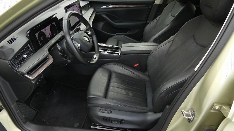 Škoda Superb 2.0 TDI 110kW L&K Combi DSG - fotka 19 z 30