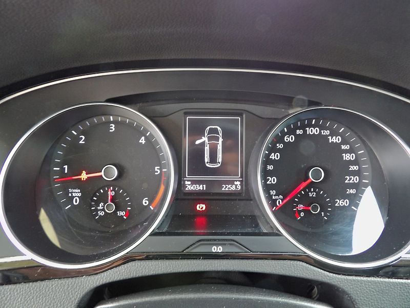 Volkswagen Passat 2.0TDI Comfort Adaptiv Navi - fotka 14 z 33
