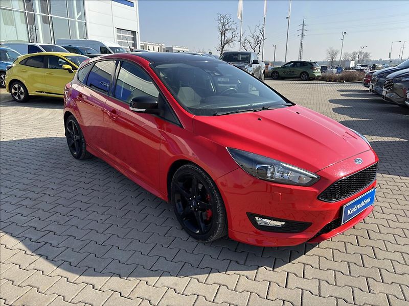 Ford Focus 1,5 Race Red 110 kW - fotka 7 z 32