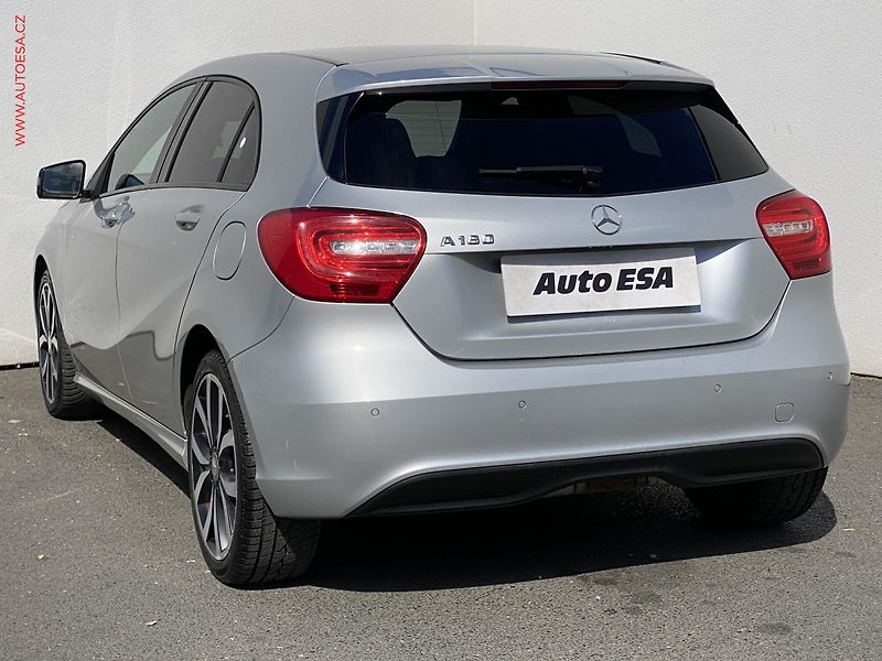 Mercedes-Benz Třídy A (2012) 1.6i A180, Sport, bixen, navi - fotka 6 z 19