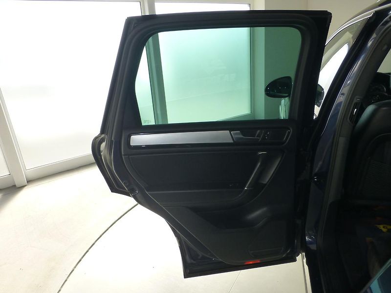 Volkswagen Touareg (2011) 3,0TDI*NAV*PANORAMA*TAŽNÉ 3,5T - fotka 17 z 33