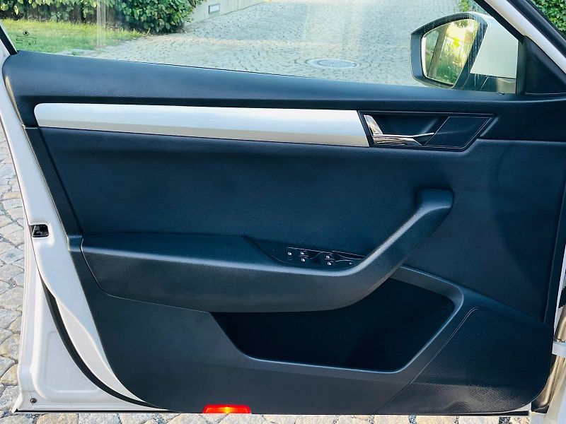 Škoda Superb 2.0TDI 1MAJITEL TAŽNÉ SERVISKA - fotka 30 z 44