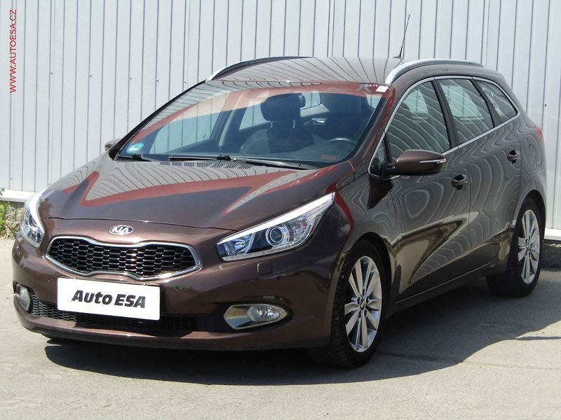 Kia Ceed (2012) 1.6 GDi, Spirit, AT, xenon - fotka 3 z 18