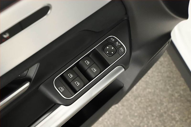 Mercedes-Benz GLA (2025) 180, AMG Line, Navigace - fotka 25 z 25