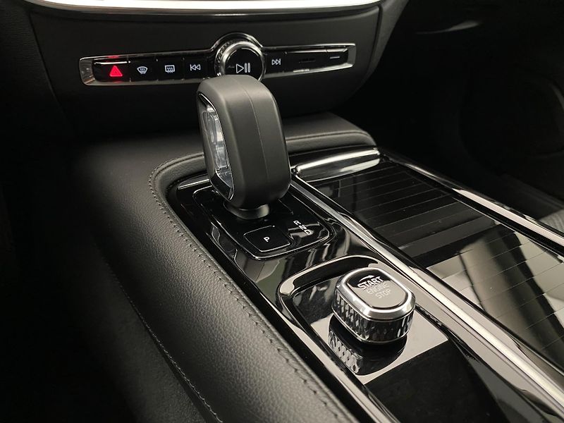 Volvo V60 T6 AWD RECHARGE CORE REZERVACE - fotka 25 z 45