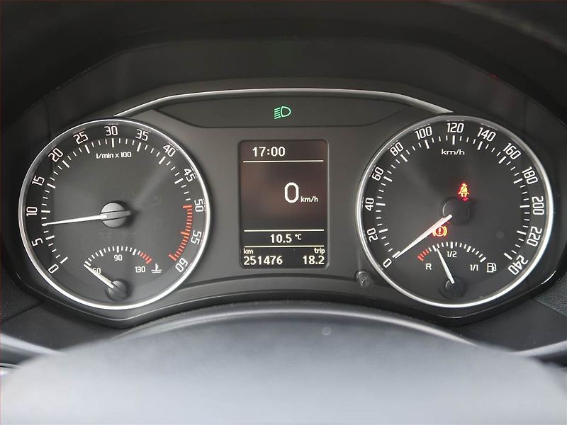 Škoda Octavia (2010) Ambiente 2.0 TDI, Xenony - fotka 11 z 16